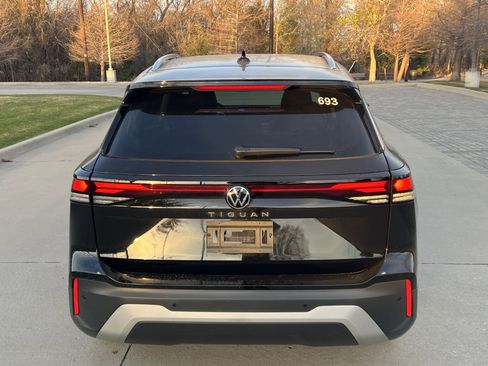 Certified 2025 Volkswagen Tiguan S image 9