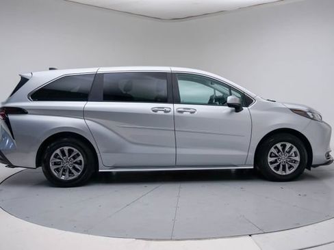 Used 2025 Toyota Sienna XLE FWD image 22