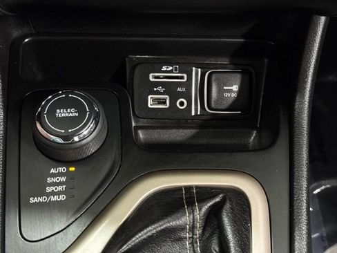 Used 2018 Jeep Cherokee Latitude w/ Safety Group AWD/4WD image 18