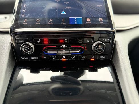 Used 2022 Jeep Grand Cherokee L Limited AWD/4WD image 25
