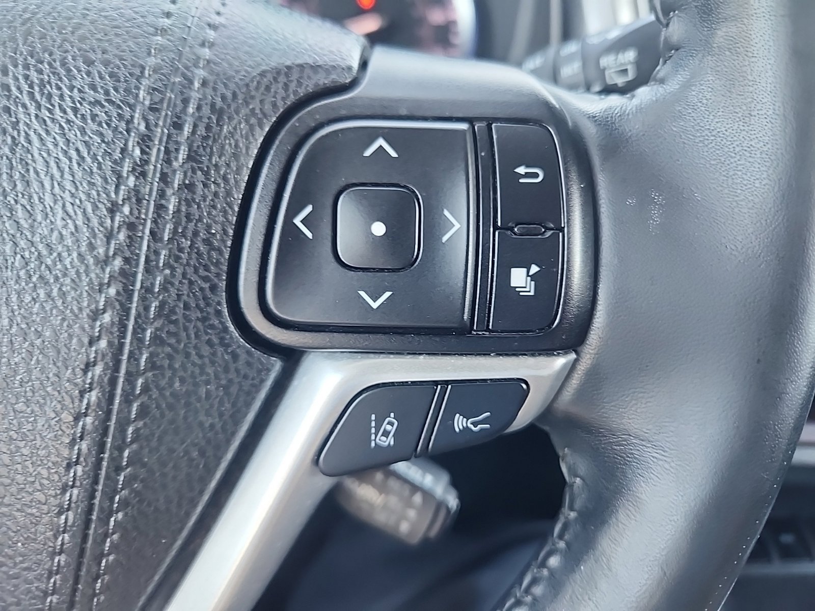 Used 2019 Toyota Highlander XLE AWD/4WD image 25
