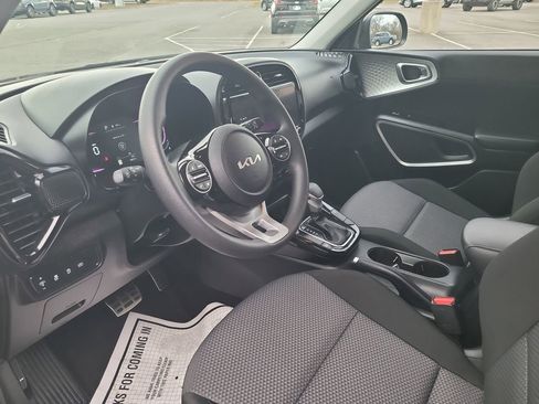 Used 2025 Kia Soul LX w/ LX Technology Package image 10