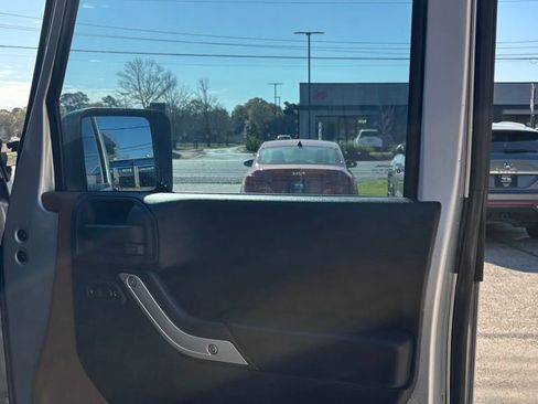 Used 2012 Jeep Wrangler Unlimited Sahara image 11