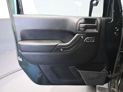 Used 2012 Jeep Wrangler Unlimited Sahara image 9