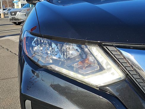 Used 2020 Nissan Rogue SV image 9