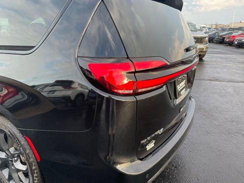 Used 2025 Chrysler Pacifica Limited FWD image 41