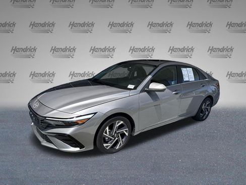 Used 2025 Hyundai Elantra SEL FWD image 4