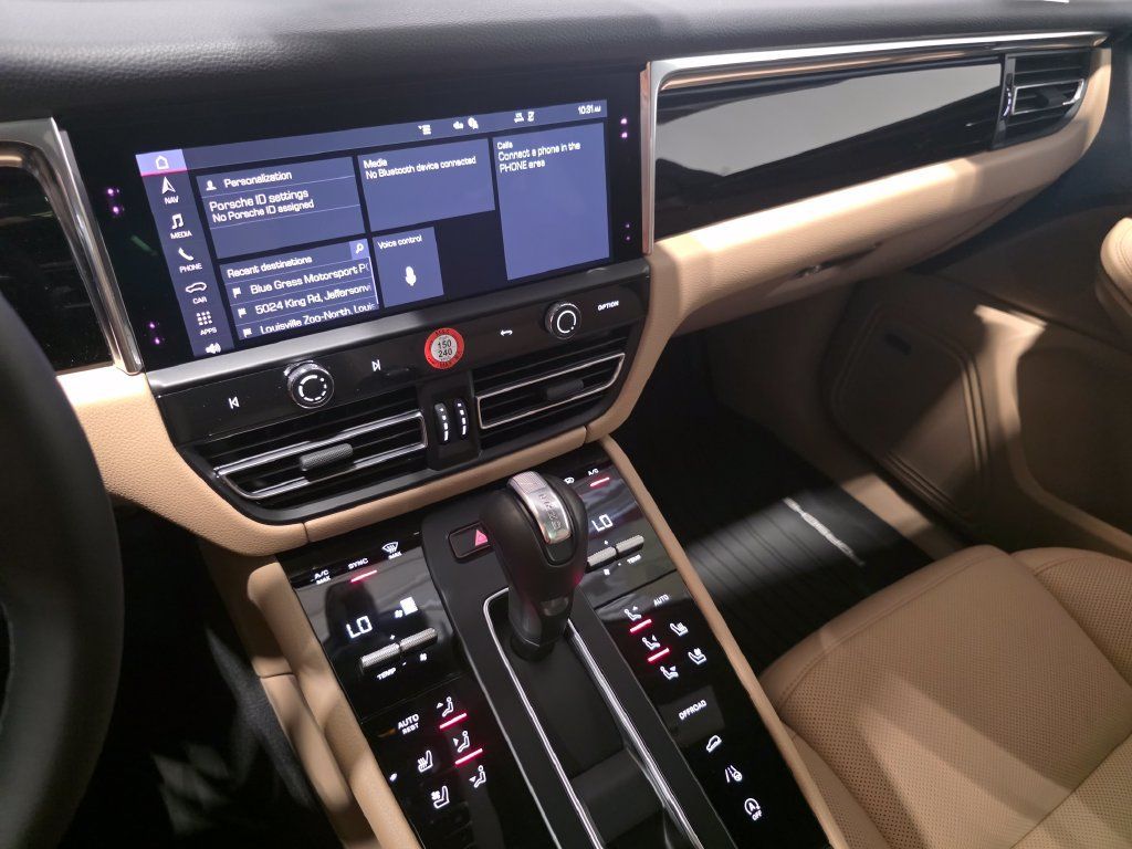 Certified 2026 Porsche Macan AWD/4WD image 32