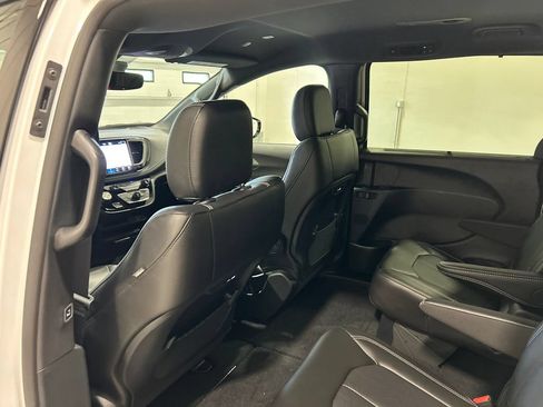 New 2027 Chrysler Pacifica Select FWD image 31