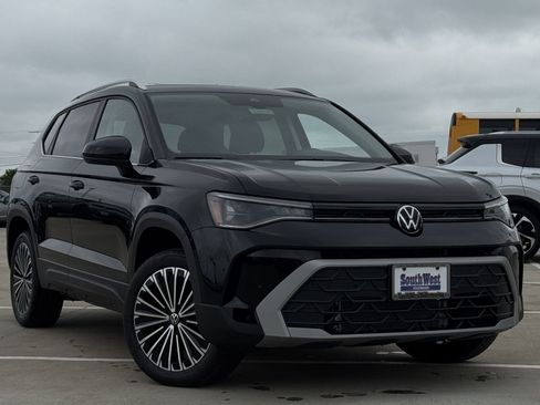 New 2026 Volkswagen Taos SE FWD image 2