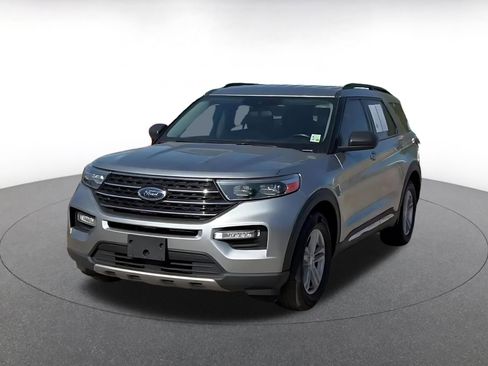 Used 2024 Ford Explorer XLT w/ Equipment Group 202A RWD image 5