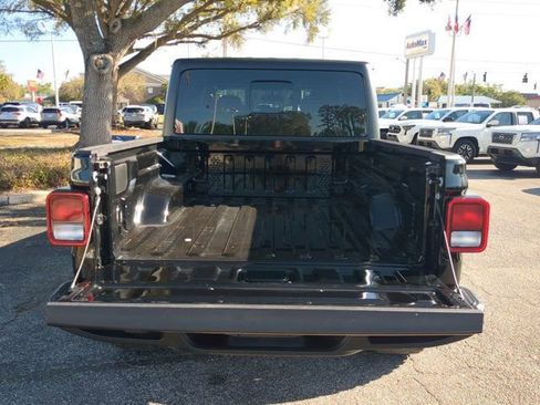 Used 2025 Jeep Gladiator Sport AWD/4WD image 10
