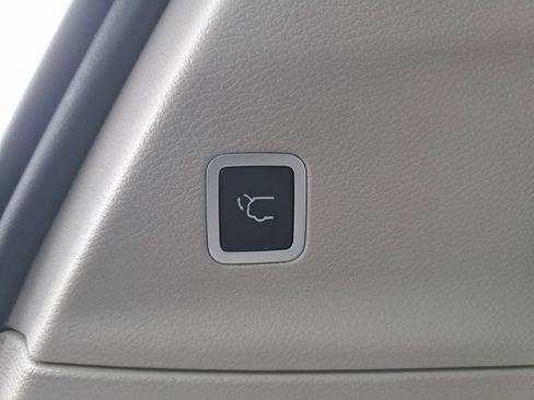 Used 2023 Chrysler Voyager LX image 14