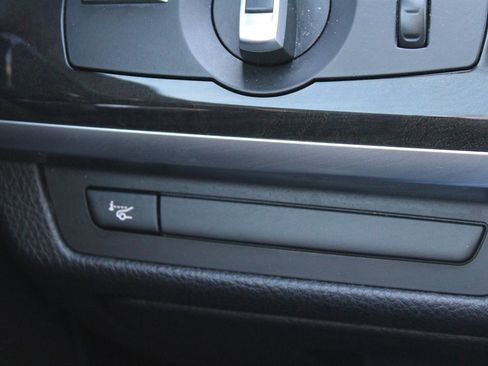 Used 2011 BMW 750i xDrive image 27