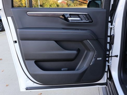 New 2025 Chevrolet Suburban Premier w/ Sun And Tow Package image 28