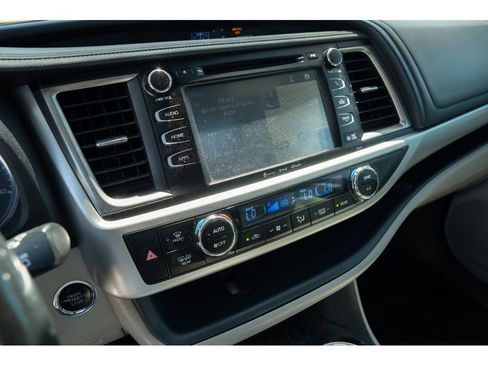 Used 2017 Toyota Highlander XLE FWD image 24