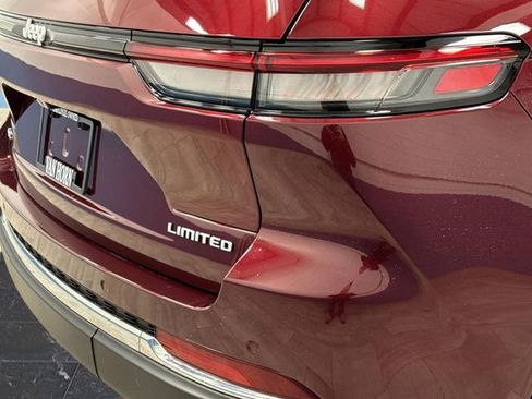 Used 2024 Jeep Grand Cherokee Limited w/ Luxury Tech Group II image 35