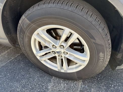 Used 2021 Ford Explorer XLT w/ Equipment Group 202A RWD image 4