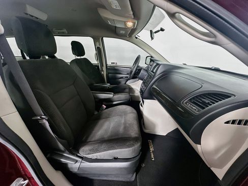 Used 2018 Dodge Grand Caravan SE FWD image 30
