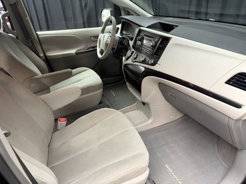 Used 2011 Toyota Sienna image 18