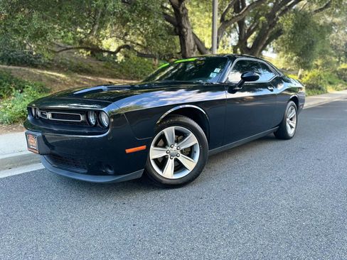 Used 2019 Dodge Challenger SXT image 1