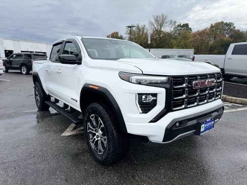 Used 2024 GMC Canyon AT4 image 8