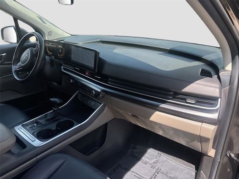 Used 2025 Kia Carnival FWD image 31