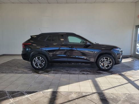 Used 2025 Chevrolet Trax LT w/ LT Convenience Package image 4