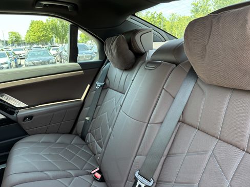 Used 2023 BMW i7 xDrive60 AWD/4WD image 32