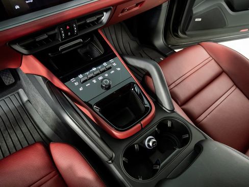 Certified 2024 Porsche Cayenne Coupe AWD/4WD image 18