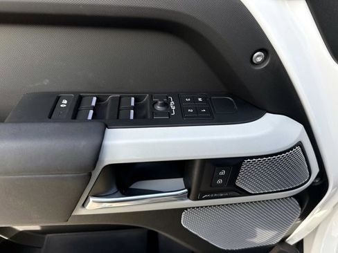 Used 2024 Land Rover Defender 130 X-Dynamic SE image 17