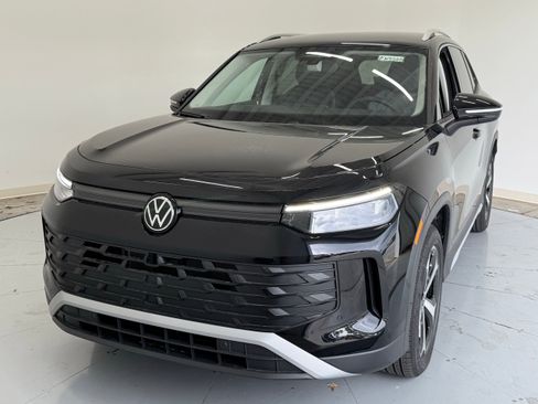 New 2025 Volkswagen Tiguan SE image 9