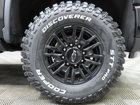 Used 2024 Chevrolet Silverado 2500 ZR2 w/ Technology Package image 8