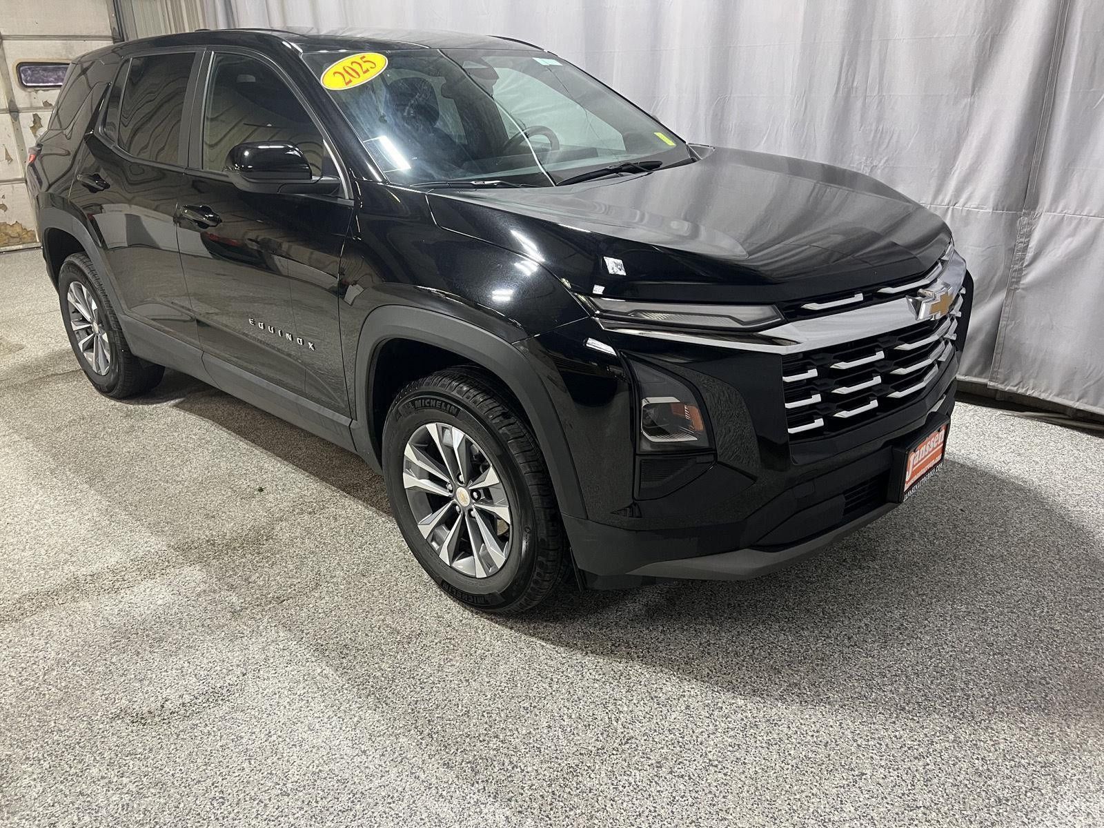 Used 2025 Chevrolet Equinox LT AWD/4WD image 2