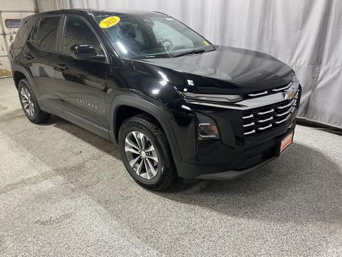 Used 2025 Chevrolet Equinox LT AWD/4WD image 2