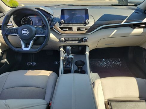 Used 2025 Nissan Altima 2.5 SV image 9