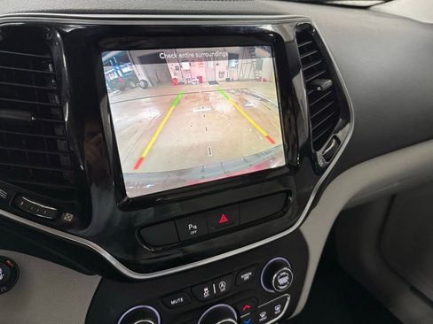 Used 2019 Jeep Cherokee Limited image 13