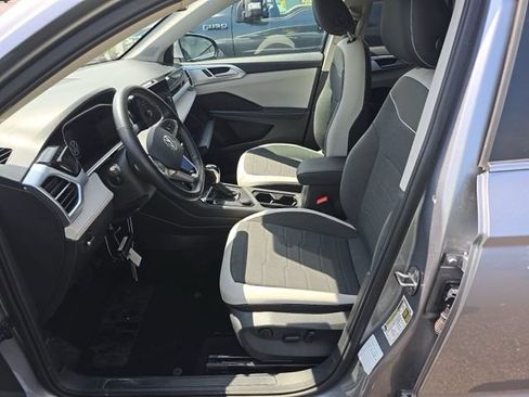 Used 2025 Volkswagen Taos SE AWD/4WD image 9