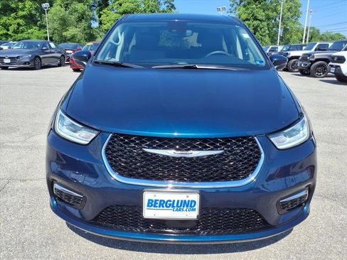 Used 2023 Chrysler Pacifica Touring-L FWD image 9