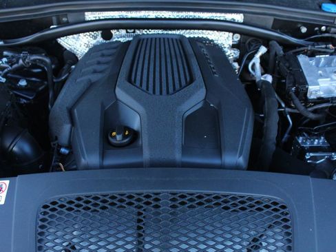 Certified 2025 Porsche Macan image 16