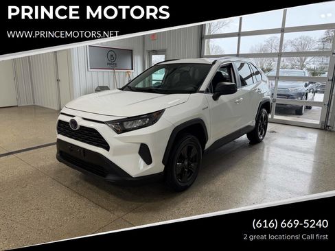 Used 2020 Toyota RAV4 LE image 1