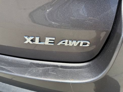 Used 2019 Toyota Highlander XLE AWD/4WD image 10
