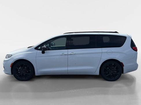 Used 2025 Chrysler Pacifica Limited FWD image 2