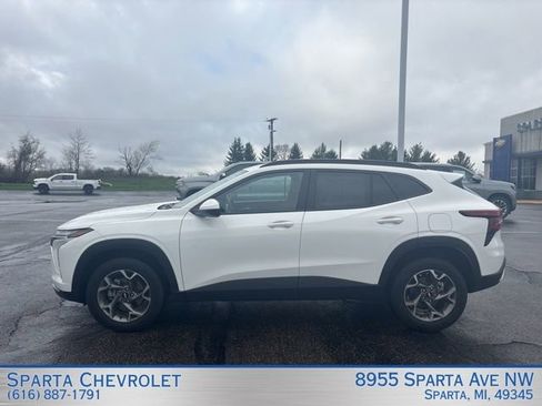 Used 2025 Chevrolet Trax LT w/ Driver Confidence Package image 6