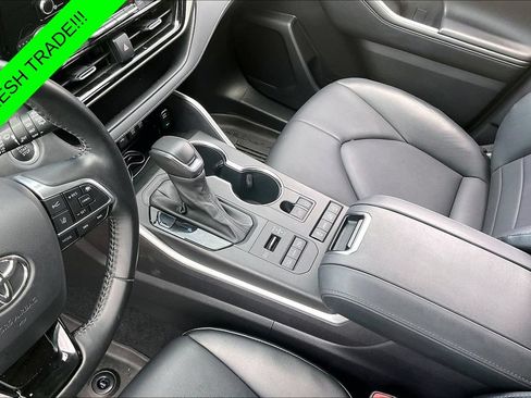 Used 2021 Toyota Highlander XLE AWD/4WD image 18