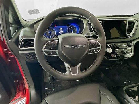Used 2025 Chrysler Pacifica Select FWD image 16