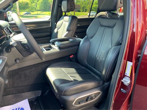 Used 2022 Jeep Wagoneer Series III w/ Premium Group I AWD/4WD image 14