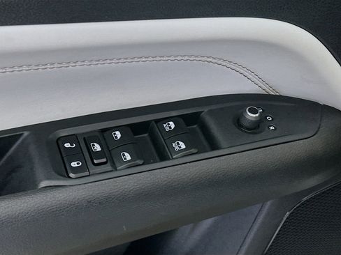 Used 2025 Jeep Compass Limited image 15