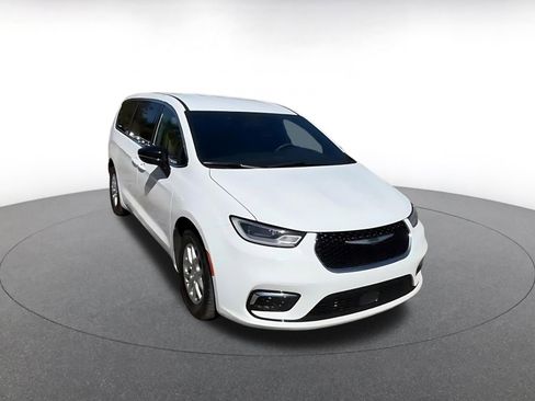 Used 2025 Chrysler Pacifica Select image 3