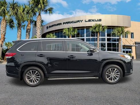 Used 2019 Toyota Highlander XLE AWD/4WD image 4